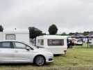 VIDÉO. Les festivaliers installent leurs caravanes sous la pluie à Papillons de nuit