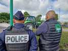 Grève des taxis : les tracteurs tournent en rond autour du rond-point de Marbeaumont