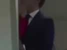 Emmanuel Macron giflé par Brigitte à leur descente d'avion au Vietnam? 