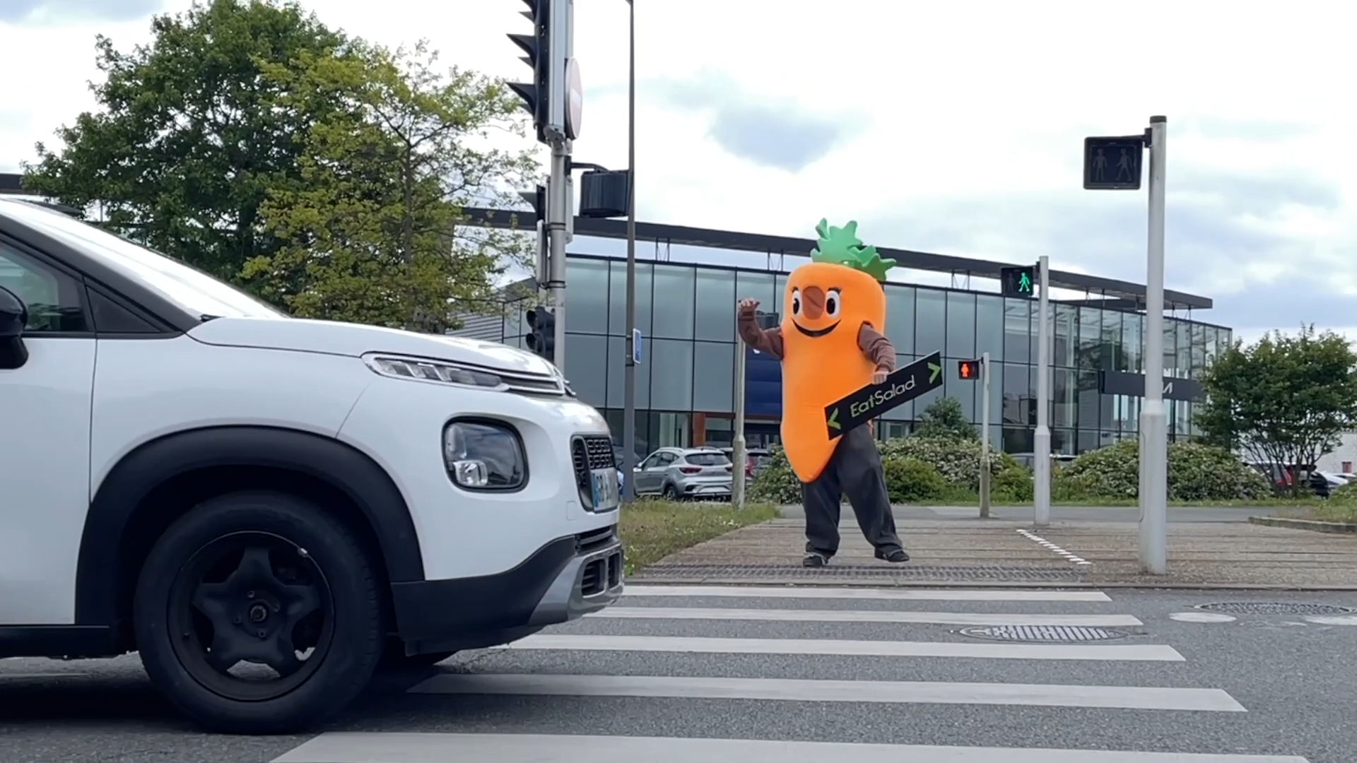 C'est quoi, ou plutôt c'est qui cette grosse carotte dansante à Brest ? [Vidéo]