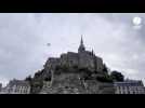 VIDÉO. Ces parachutistes se sont posés en haut du Mont-Saint-Michel, une première