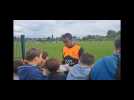 VIDÉO - FC Lorient. Junior Kroupi profite des supporters avant son possible départ en Premier League