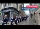 Les Fusiliers marins traversent le marché de Lamballe