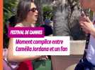 Moment complice entre Camélia Jordana et un fan