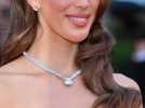 Iris Mittenaere attire tous les regards au festival de Cannes et va à l'encontre du nouveau code vestimentaire