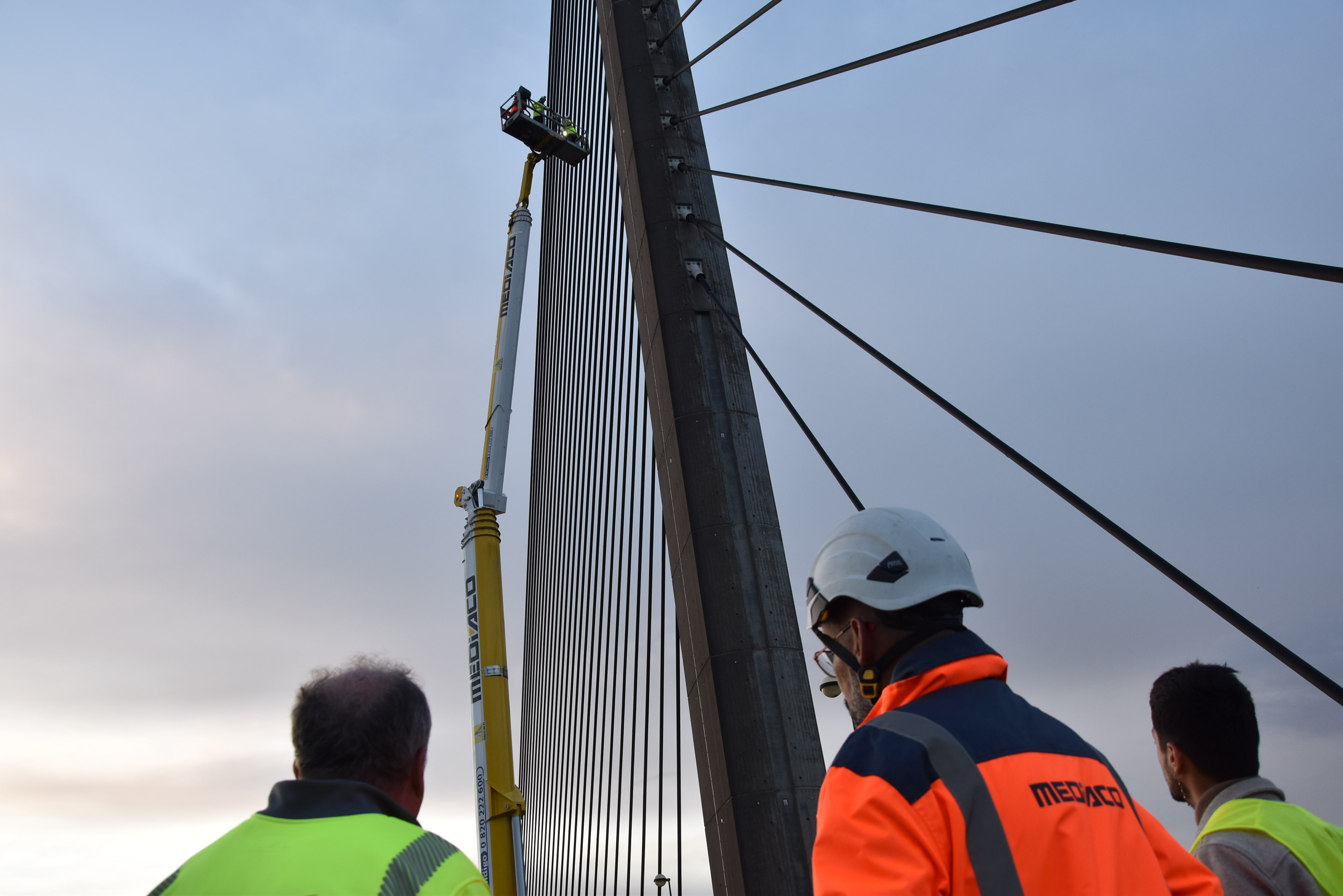 « Il ne fait pas ses 30 ans » : à Brest, quatre nuits au chevet du pont de l'Iroise [Vidéo]