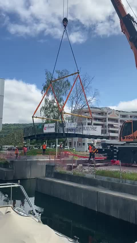 Aix-les-Bains : la passerelle au Grand-Port posée !