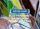 Elle transmet sa passion pour le vitrail.