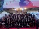 Les photographes du festival de Cannes rassemblés sur les marches pour la fin du festival