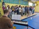 Les collégiens et les élèves porteurs de handicap chantent ensemble à Abbeville