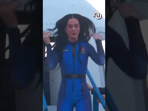 Katy Perry revient de l'espace et fait quelque chose d'improbable #shorts