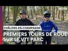 Deux jeunes présentent le VTT Parc de Châlons-en-Champagne