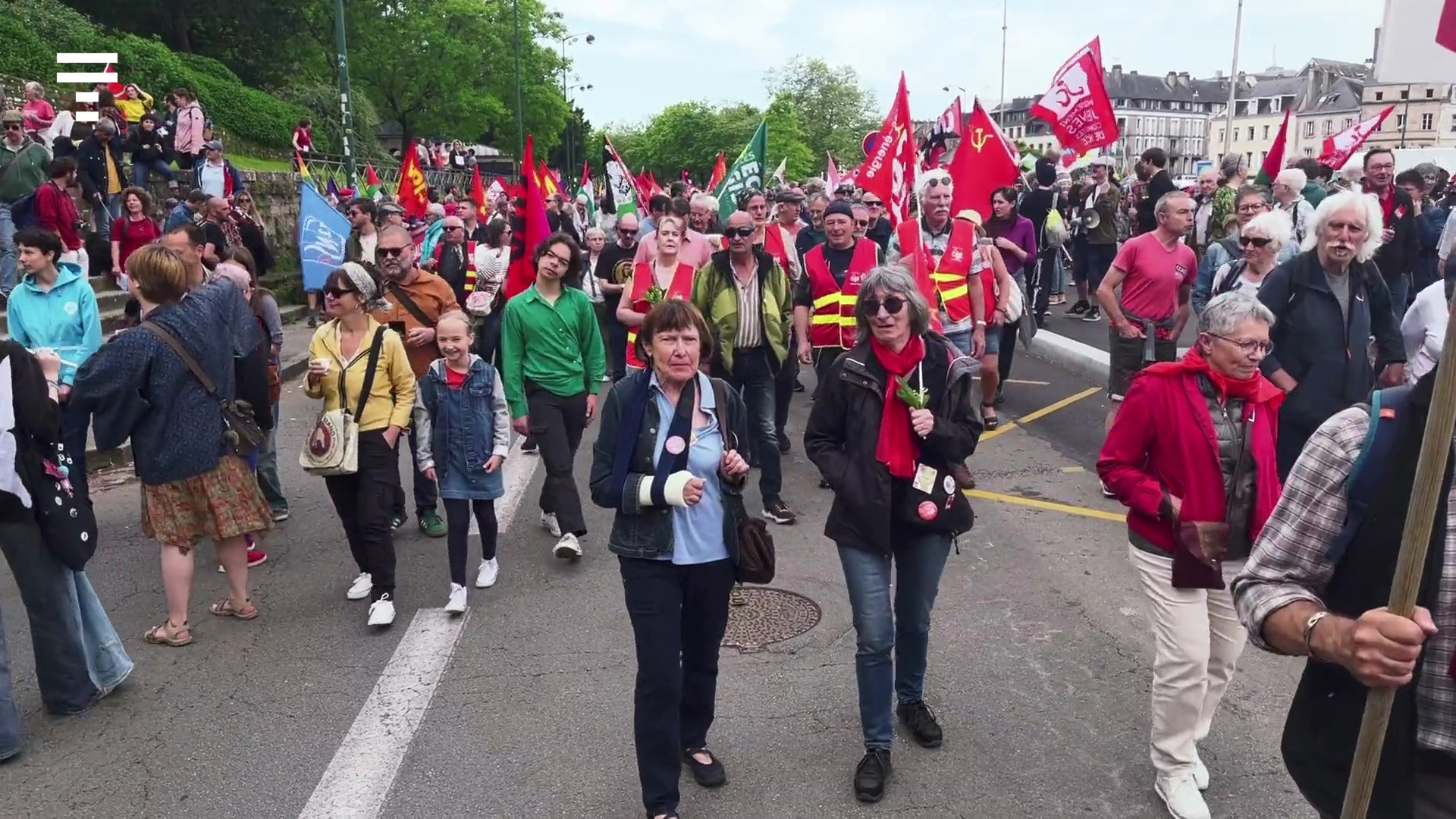 « C'est un jour mérité pour les employés » : à Quimper, près de 700 personnes défilent pour le 1er-Mai [Vidéo]
