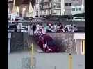 Une voiture descend les escaliers pour rejoindre les cabines de plage du Touquet