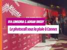 Eva Longoria et Adrian Brody sous la pluie durant un photocall à Cannes #EvaLongoria #adrianbrody #actupeople #people