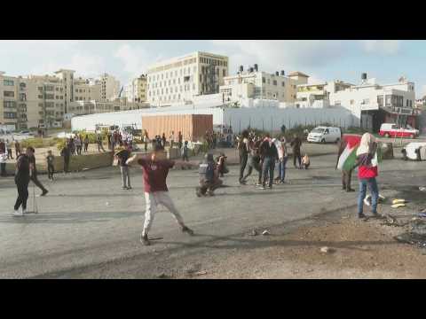 Palestinians throw stones at Israeli forces in West Bank