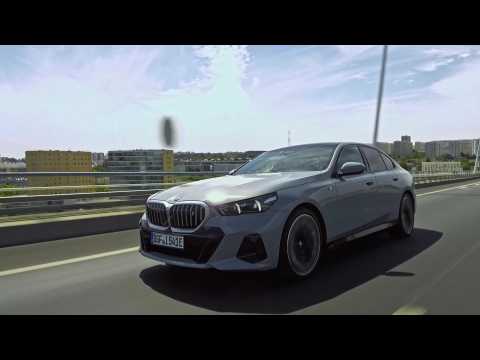 BMW i5 eDrive40 in Brooklyn Grey Driving Video