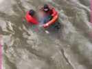 Deux hommes plongent dans le canal pour sauver une personne en train de se noyer