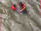 deux hommes plongent dans le canal pour sauver une personne en train de se noyer