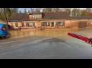 Sébastien fait la circulation devant chez lui pour éviter l'inondation