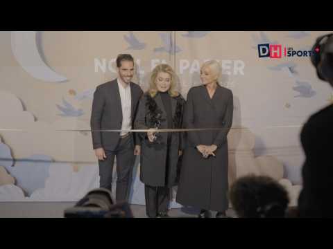 VIDEO : Catherine Deneuve dvoile les vitrines de Nol du Printemps Haussmann  Paris