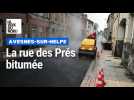 Le bitumage de la rue des Prés à Avesnes-sur-Helpe est en cours