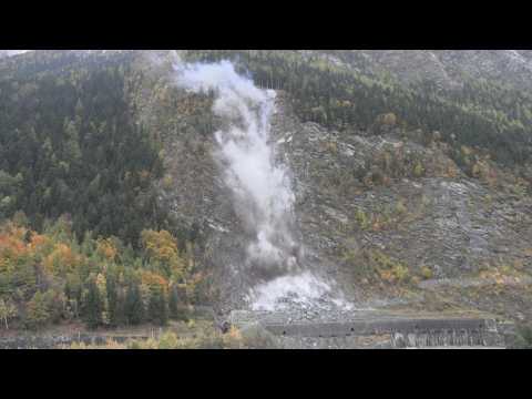 Landslide in Savoie: blasting the cliff blocking the SNCF line