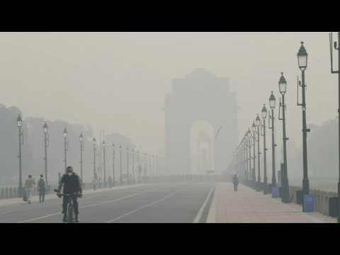 India gate engulfed in smog as New Delhi restricts use of vehicles