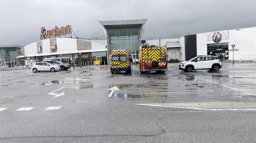 Calais: le reconfinement provoque une ruée sur les rouleaux de PQ à Auchan
