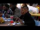 Los Angeles: un repas de Thanksgiving servi aux plus démunis