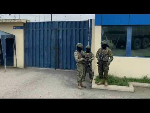 Ecuador: Armed soldiers guard Guayaquil's Regional 8 prison complex