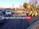 Les agriculteurs bloquent l'A64