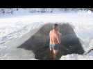 VIDEO. En Russie, par - 35 degrés, des personnes nagent dans un lac gelé