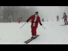 Aux Etats-Unis, 300 Pères Noël chaussent les skis