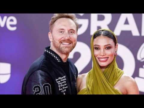 VIDEO : Avec sa toute jeune compagne, David Guetta s?apprte  devenir papa pour la troisime fois