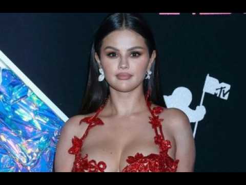 VIDEO : Qui est Benny Blanco, le nouveau compagnon de Selena Gomez ?