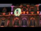 Tourcoing : le Père Noël est descendu du haut de l'hôtel de ville