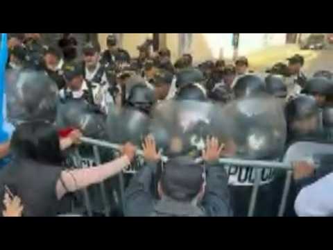 Guatemala: Clashes with police as Congress delays president-elect inauguration