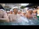 À Tokyo, des fidèles plongent dans un bain de glace pour célébrer le Nouvel An