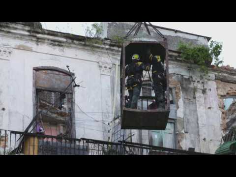 Cuba: Rescuers work at apartment block following a collapse