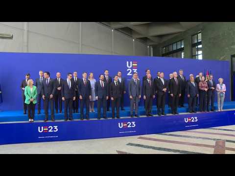 European leaders take group photo at Granada summit