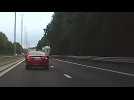 Dashcam: une voiture dépasse par la droite sur l'autoroute via la bande d'arrêt d'urgence