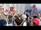 Les supporters français chantent à la gloire de Thibaut Pinot avant le Tour de Lombardie