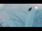 VIDÉO. Un kayakiste descend une cascade de 20 mètres sur un glacier