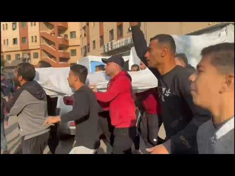 Men carry body after Israeli strikes in Gaza resume
