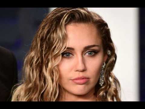VIDEO : Miley Cyrus interprète « Flowers » en live et modifie les paroles pour son anniversaire