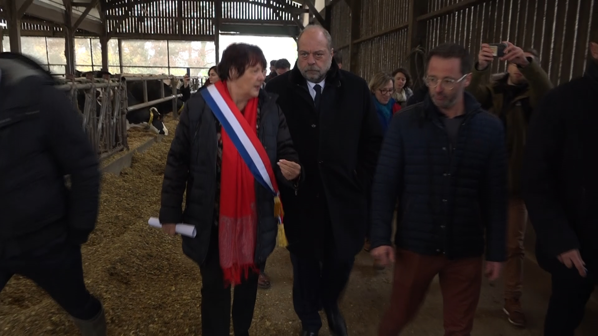 Éric Dupond-Moretti dans le Morbihan : relaxé, il « tourne la page » dans un élevage laitier à Pleucadeuc [Vidéo]