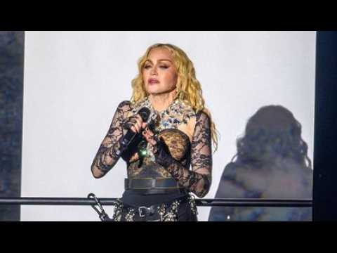 VIDEO :  Je ne me sens pas trs bien  : Madonna se confie sur son tat de sant en plein concert