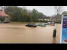 À Guînes, des véhicules coincés sur un parking inondé