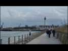 Calais: la digue interdite à la circulation en prévision de la tempête